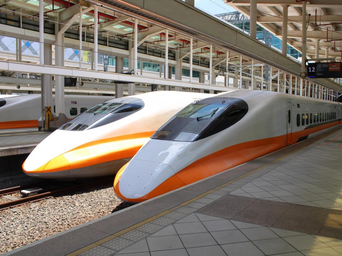 不是電影！高鐵乘客「行動電源放背包充電」自燃釀3傷，他揭這樣滅火最有效…行動電源怎麼挑才安全？